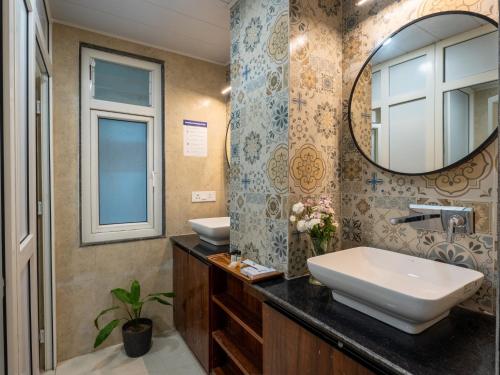 ガントクにあるMoustache Hostel Gangtokの洗面台と鏡のあるバスルーム