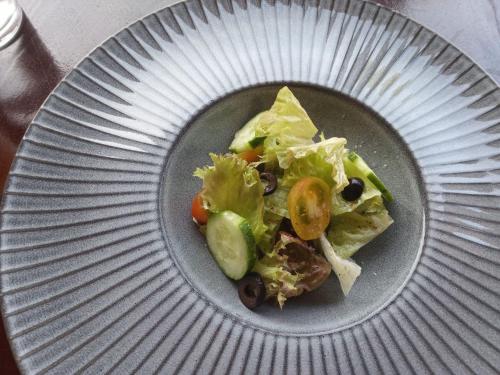 um prato com salada por cima em Royal C Resort em Koh Rong Island