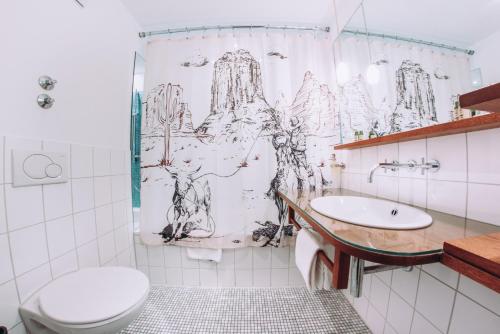 un baño con inodoro y lavabo en Hotel Zum Ochsen, en Oberstenfeld