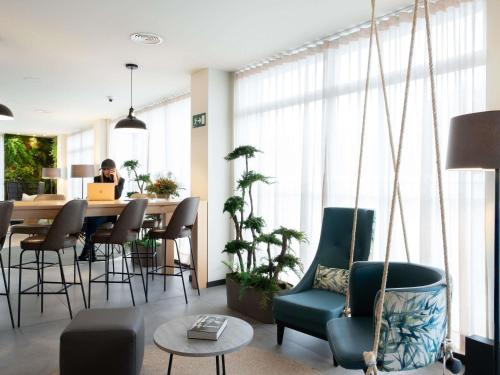 桑坦德ibis Styles Santander的带桌椅的客厅