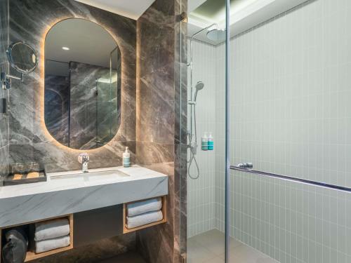 Phòng tắm tại Novotel Pontianak Convention Centre