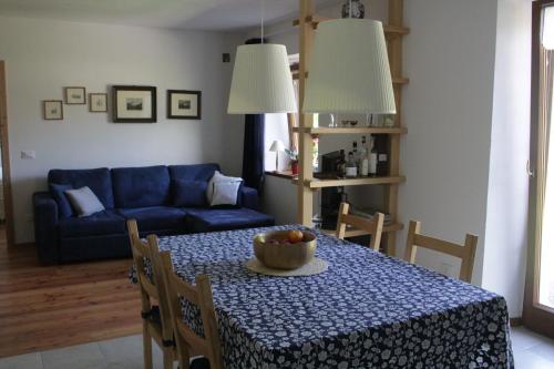 ein Wohnzimmer mit einem Tisch und einer Obstschale darauf in der Unterkunft Maso Poffer - Cà del Bosco in Malè