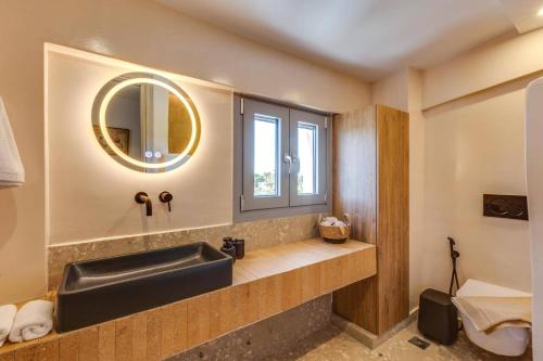 Ένα μπάνιο στο Villa Kamelia Seaside Almyra by Villa Plus