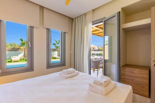 Ένα ή περισσότερα κρεβάτια σε δωμάτιο στο Villa Kamelia Seaside Almyra by Villa Plus