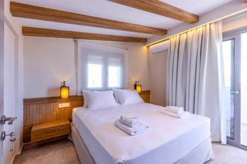 Ένα ή περισσότερα κρεβάτια σε δωμάτιο στο Villa Kamelia Seaside Breeze by Villa Plus