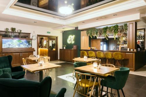 un ristorante con tavoli e sedie e un bar di Hotel Kresowiak a Siemiatycze