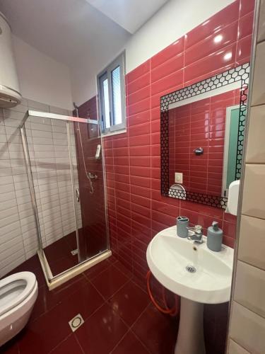 ティラナにあるGolden Flower Hotelの洗面台、シャワー、トイレ付きのバスルーム