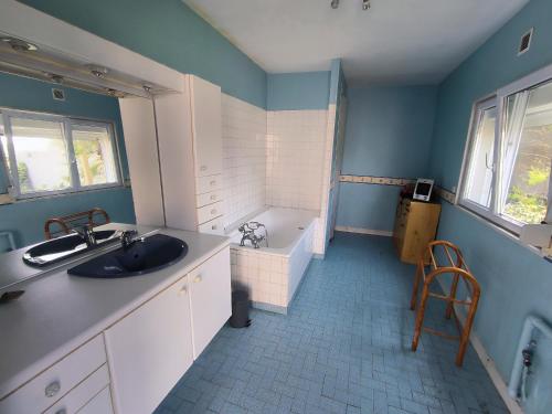 Kuchyň nebo kuchyňský kout v ubytování Maison atypique face à la mer, les pieds dans l'eau