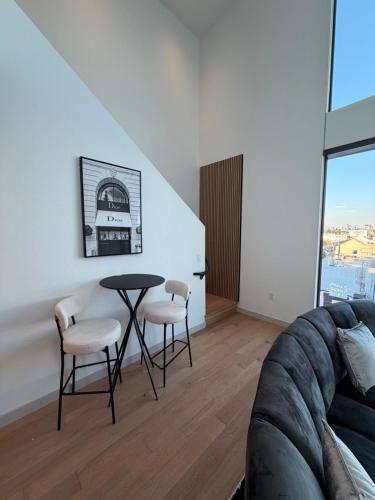 un salon avec une table et deux chaises dans l'établissement Hollywood Luxury Pent house, à Los Angeles
