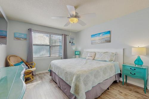 ein Schlafzimmer mit Bett und Deckenventilator in der Unterkunft Lani Kai 123 in Gulf Shores
