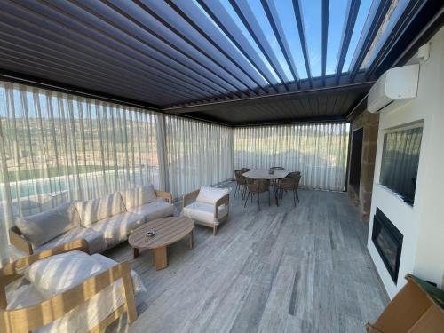 ein Wohnzimmer mit Sofa und Tisch in der Unterkunft Natura-Resort Les Pletes in Palouet