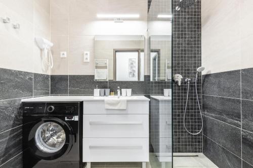 y baño con lavadora y ducha. en Stylish city centre apartments, en Budapest