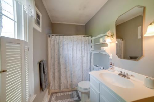 Ένα μπάνιο στο Kennebunk Apartment with Local Beach Access!