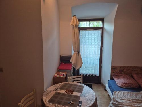 Una pequeña habitación con una mesa y una ventana. en Studio Vans, en Les Vans
