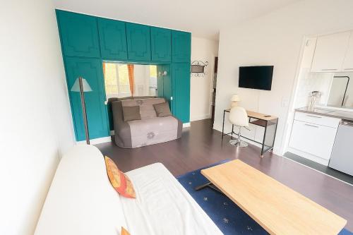 Bright Studio with Stunning Open View Paris 16, Dauphine University