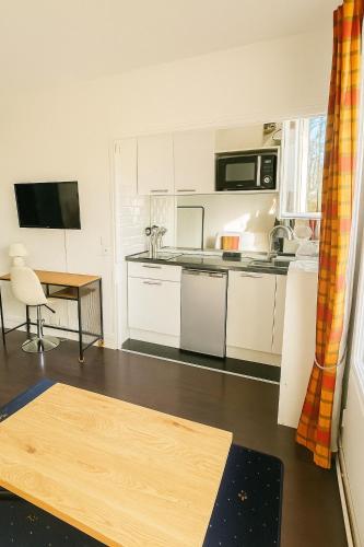 Bright Studio with Stunning Open View Paris 16, Dauphine University