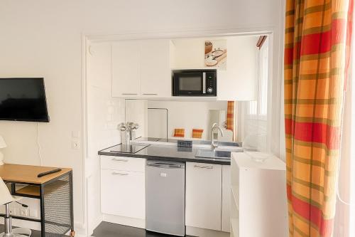 Bright Studio with Stunning Open View Paris 16, Dauphine University