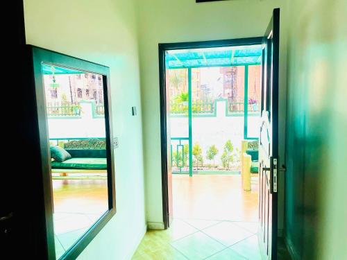 カンパラにあるMarama Staysのリビングルーム(ソファ付)へのオープンドア