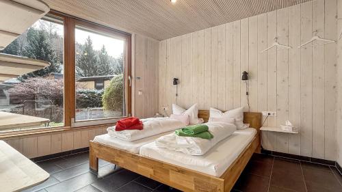 Ένα ή περισσότερα κρεβάτια σε δωμάτιο στο Schwarzwaldstrand Ferienwohnungen