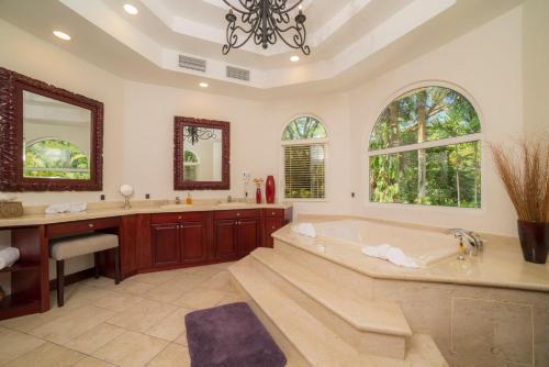 赫拉多拉Harmon Estate 6 bdrs private pool in Los Suenos的带浴缸和水槽的大浴室