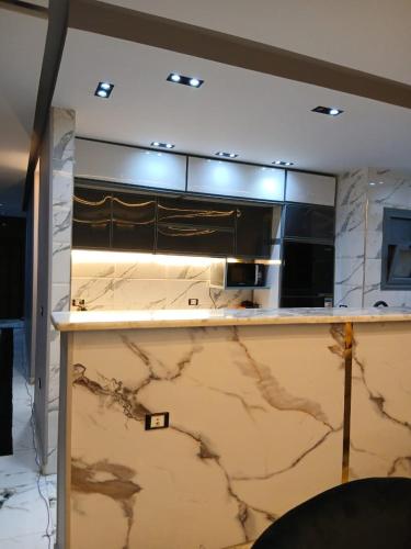 شقه مفروشه علي النيل فيو تحفه في ‘Ezbet el-Auqât: مطبخ مع منضدة رخام في الغرفة