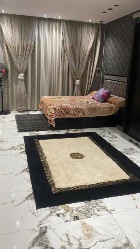 سرير أو أسرّة في غرفة في شقه مفروشه علي النيل فيو تحفه