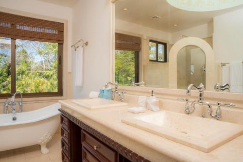 Koupelna v ubytování Puesta del Sol 5 bdrs ocean view in Los Suenos