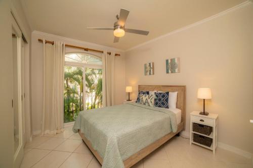 Postel nebo postele na pokoji v ubytování Colina 7C 3 bdr Garden View in Los Suenos