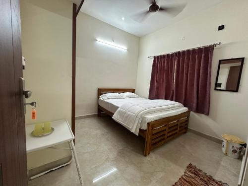 Ένα ή περισσότερα κρεβάτια σε δωμάτιο στο Aashritaa stay Tiruvannamalai