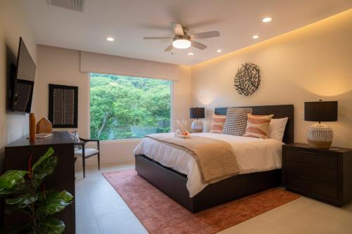 Postel nebo postele na pokoji v ubytování Casa Selva Tica 6 bdr pool golf view in Los Suenos