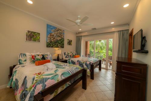Voodi või voodid majutusasutuse Veranda 4B 3 bdr Golf Course View in Los Suenos toas