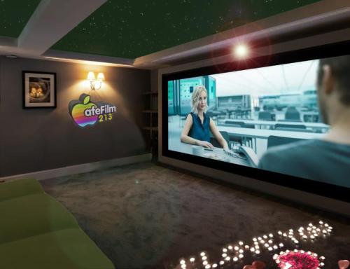 Телевизор и/или развлекательный центр в N'Stay - Netfflix Stay - Drinks Cafe Film