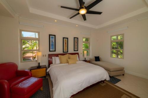 Isla HerraduraにあるBella Vista 3C 3 bdrs ocean view in Los Suenosのベッドルーム1室(大型ベッド1台、赤い椅子付)