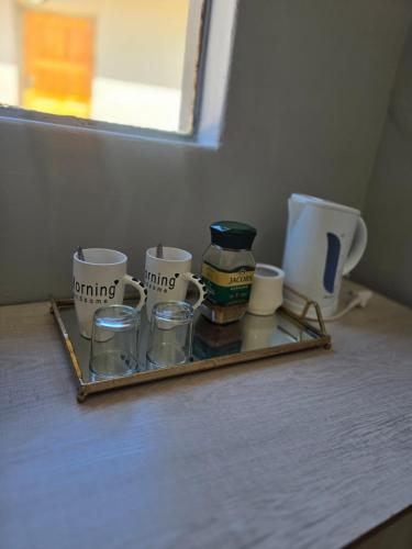 Příslušenství pro přípravu čaje a kávy v ubytování Glow Levels Guest House