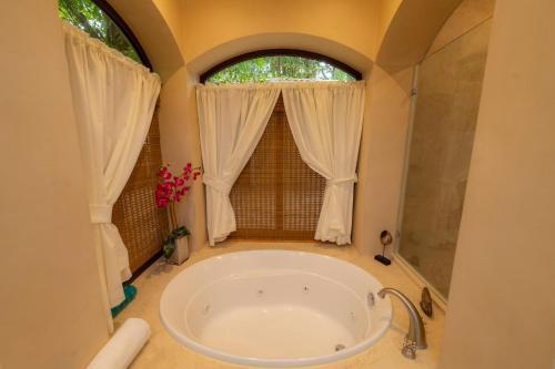 Koupelna v ubytování Casa Zafiro 7 bdrs private pool in Los Suenos