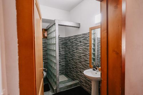 Et badeværelse på Cabana Colibita malul lacului