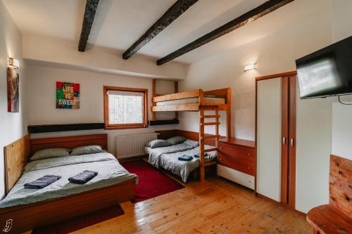 En eller flere senge i et værelse på Cabana Colibita malul lacului