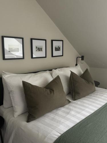 Park House Rooms - Sky TV and kitchenette في أبردين: سرير ابيض بأربع مخدات في غرفة النوم