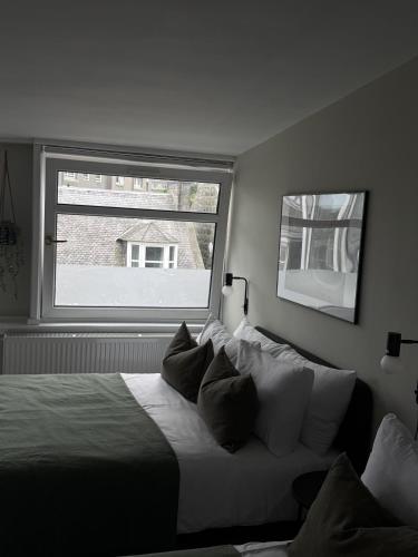 a bedroom with a large bed and a window at Park House Rooms in Aberdeen