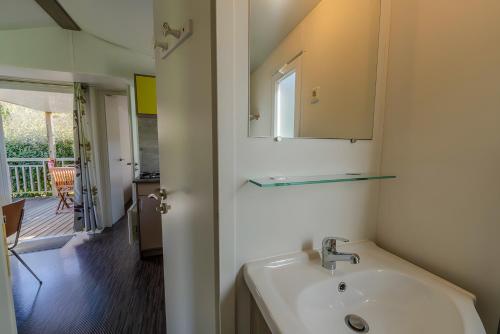 Ένα μπάνιο στο Mobil-home climatisé 4 pers