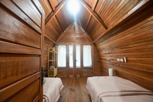 WainapalMulei bungalow Krui的木屋里有两张床的房间