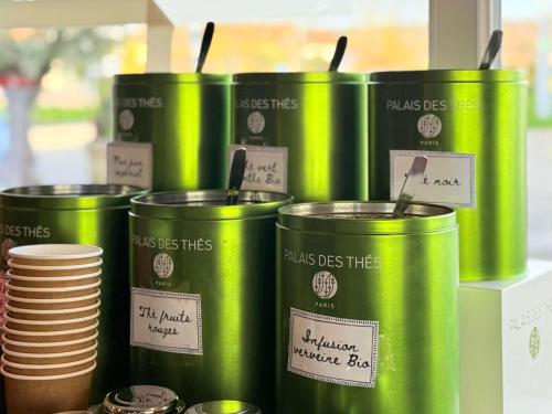 un gruppo di bidoni della spazzatura verdi appoggiati su uno scaffale di ibis Dijon Sud a Perrigny-lès-Dijon