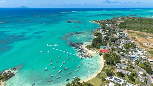 カップ・マルールーにあるVilla Satori - Sejour d'exception au bord de l'eauの海上ボートが浮かぶビーチの空中ビュー