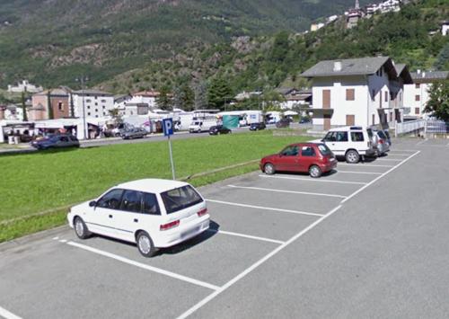 un grupo de coches estacionados en un estacionamiento en Casa Vacanze Da Anna, en Grosio