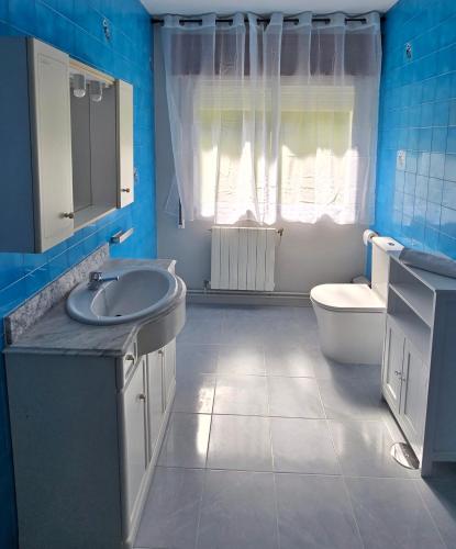 a bathroom with a sink and a toilet at Welcome A Casa de Pepe eLola in Vemil