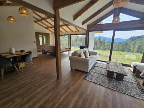 Χώρος καθιστικού στο HOM I Cabaña La Ensenada vista parcial al Volcán