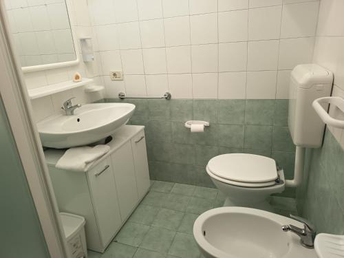 un bagno con un water bianco e un lavandino di Il canneto a Catania