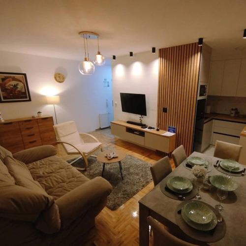 Televiisor ja/või meelelahutuskeskus majutusasutuses APARTMAN ANASTASIJA i DANKA