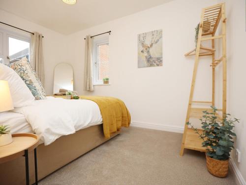 a bedroom with a bed and a wooden ladder at Orchard Place Semington By N And N Stays, 20 Mins From Bath, Perfect for Contractors and Workers, Pvt Parking for 2 vehicles 