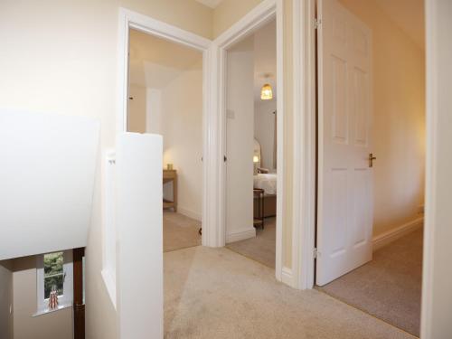 a hallway with a door leading to a bedroom at Orchard Place Semington By N And N Stays, 20 Mins From Bath, Perfect for Contractors and Workers, Pvt Parking for 2 vehicles 